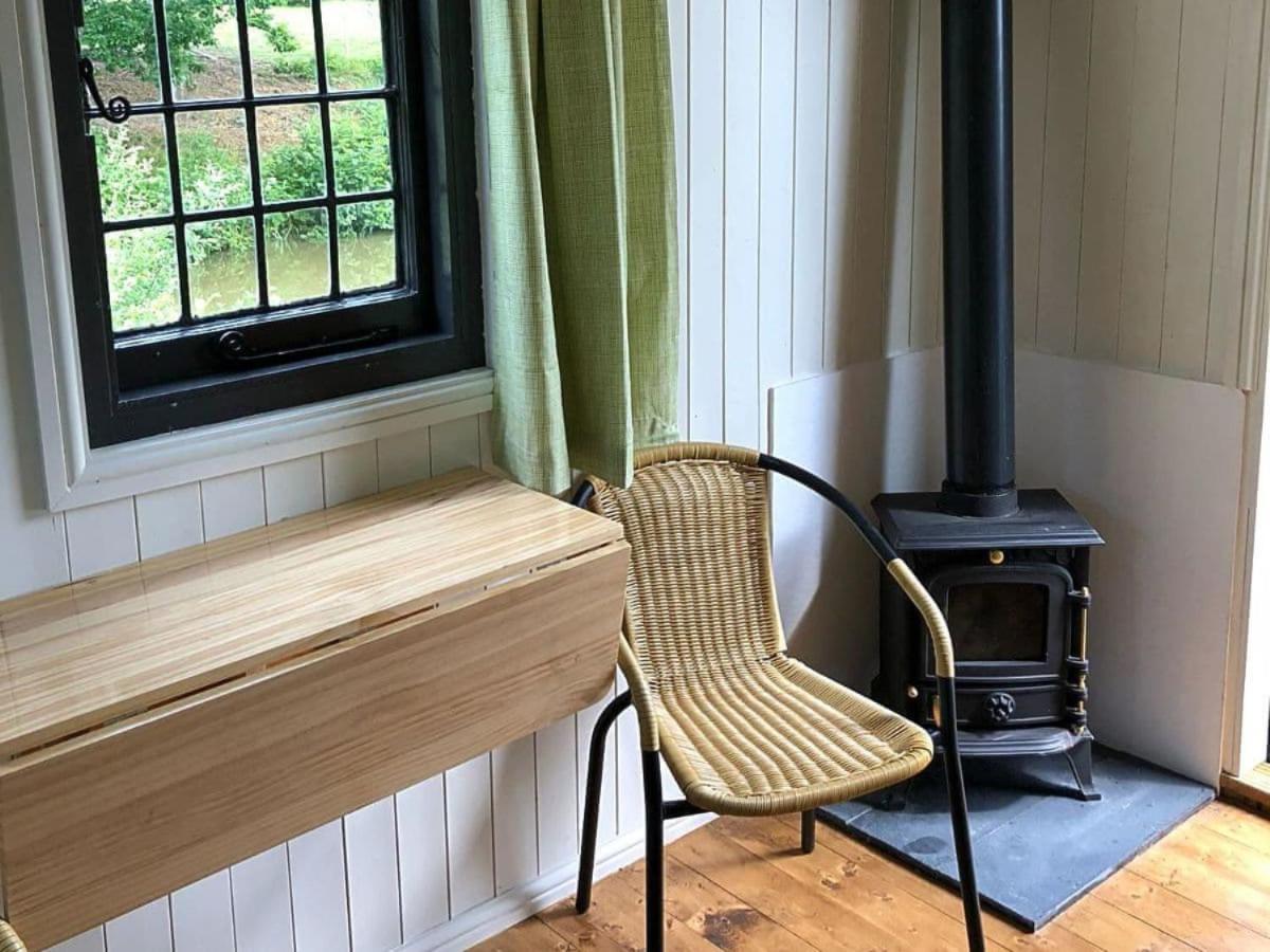 Snug & Secluded Lakeside Shepherds Hut 'Carp' Uckfield Kültér fotó