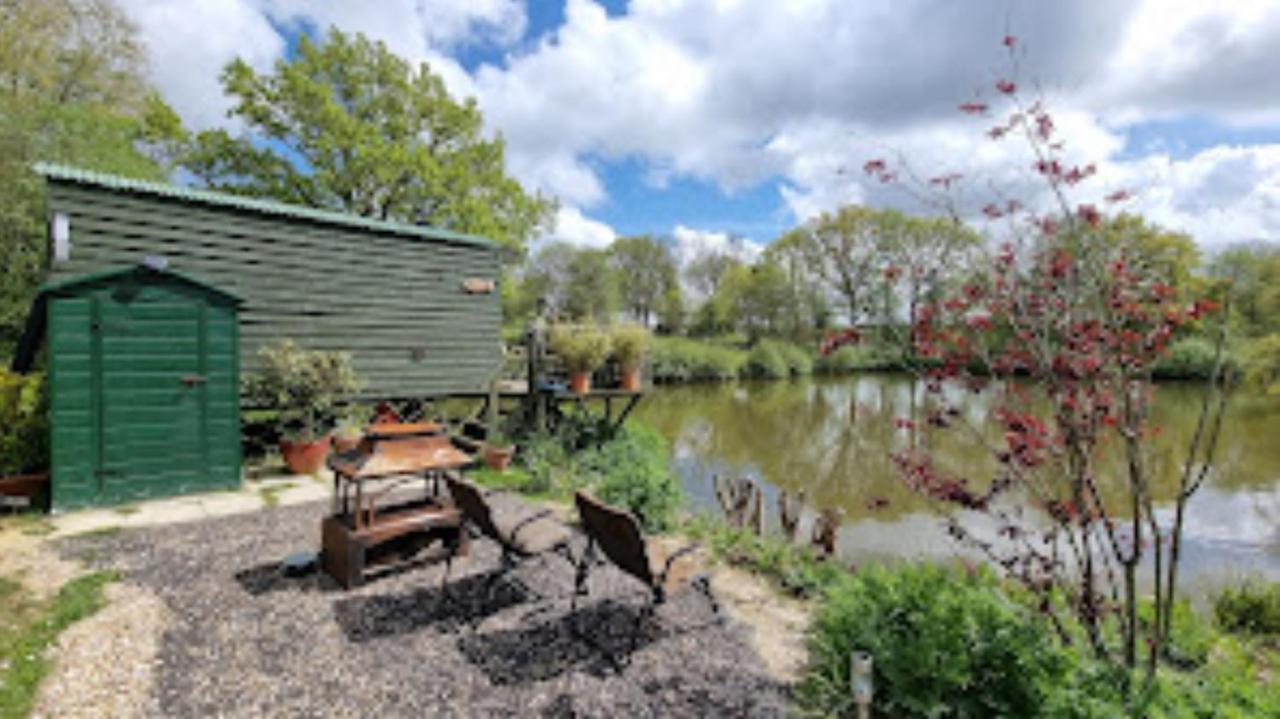 Snug & Secluded Lakeside Shepherds Hut 'Carp' Uckfield Kültér fotó