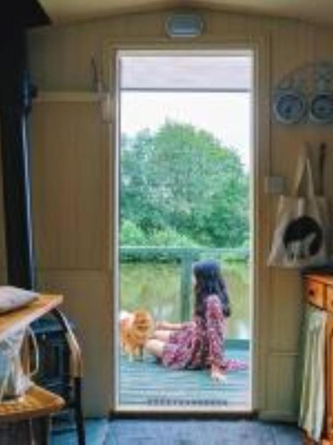 Snug & Secluded Lakeside Shepherds Hut 'Carp' Uckfield Kültér fotó