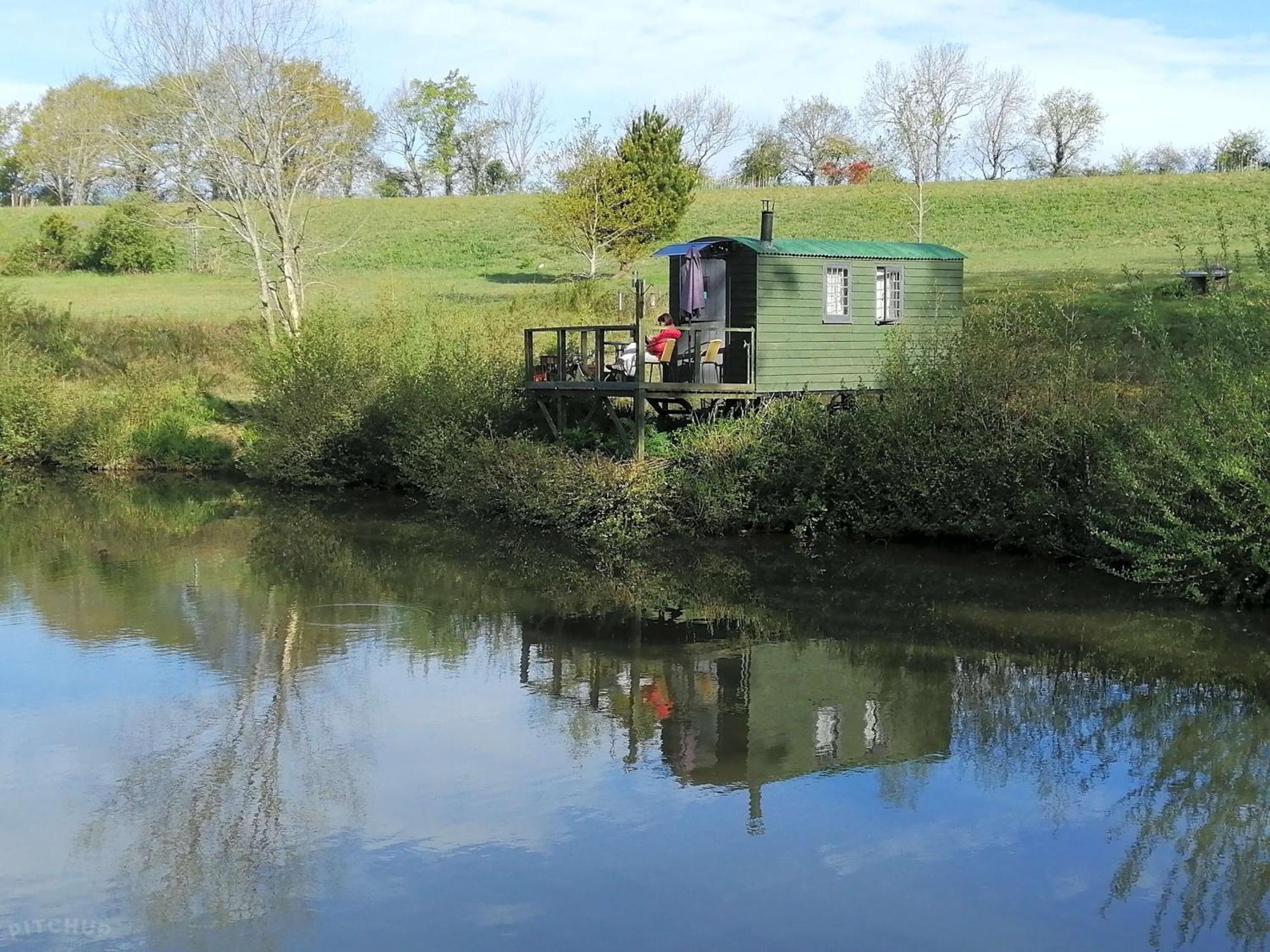 Snug & Secluded Lakeside Shepherds Hut 'Carp' Uckfield Kültér fotó