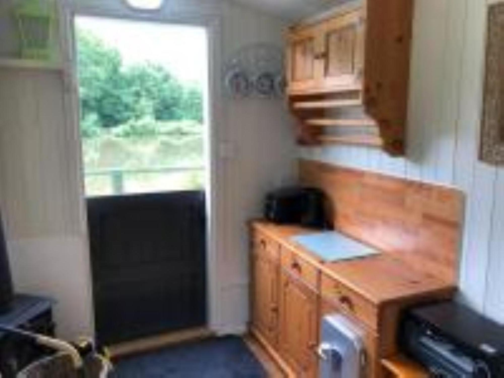 Snug & Secluded Lakeside Shepherds Hut 'Carp' Uckfield Kültér fotó